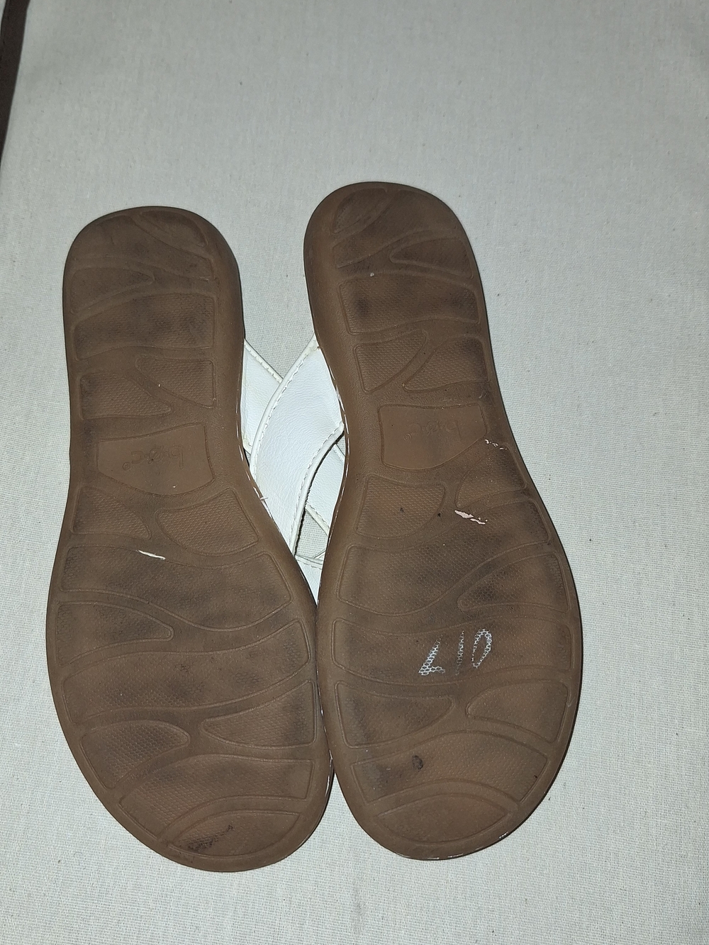 b.o.c. White Women's Leather Thong Sandals - Picture 5 of 5